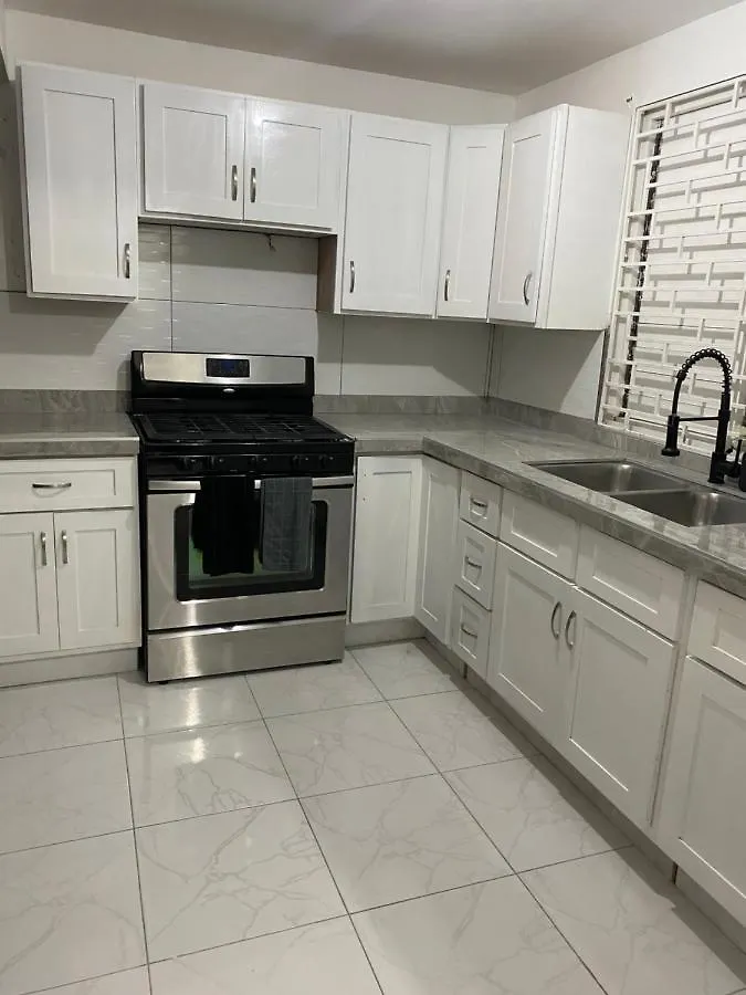 Spanish Court Apartments의 연락처